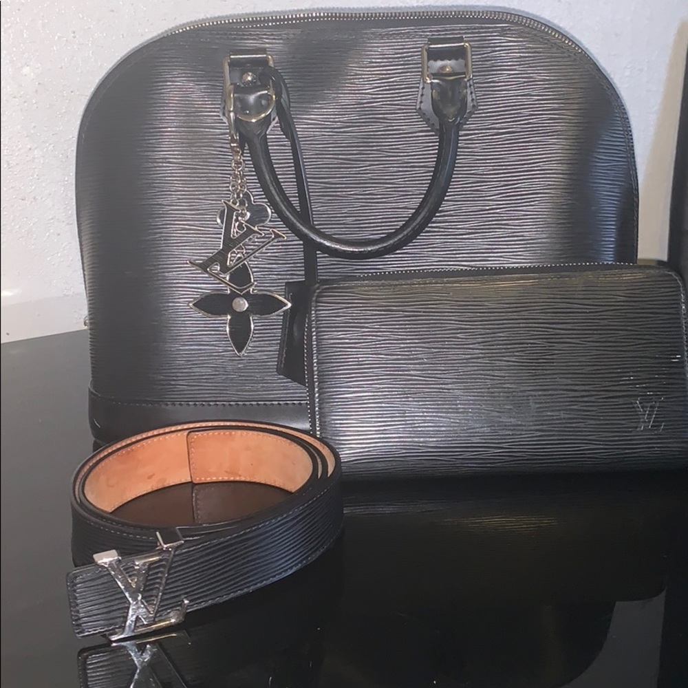 Louis Vuitton bag with keychain . Belt and wallet